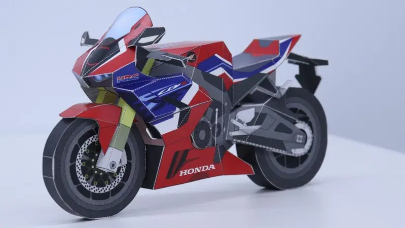 Regalatevi una Honda CBR1000RR-R... di carta!