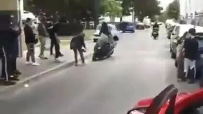 T-Max fail: l&rsquo;entrata calcistica del T-Maxista &egrave; gi&agrave; virale [VIDEO]