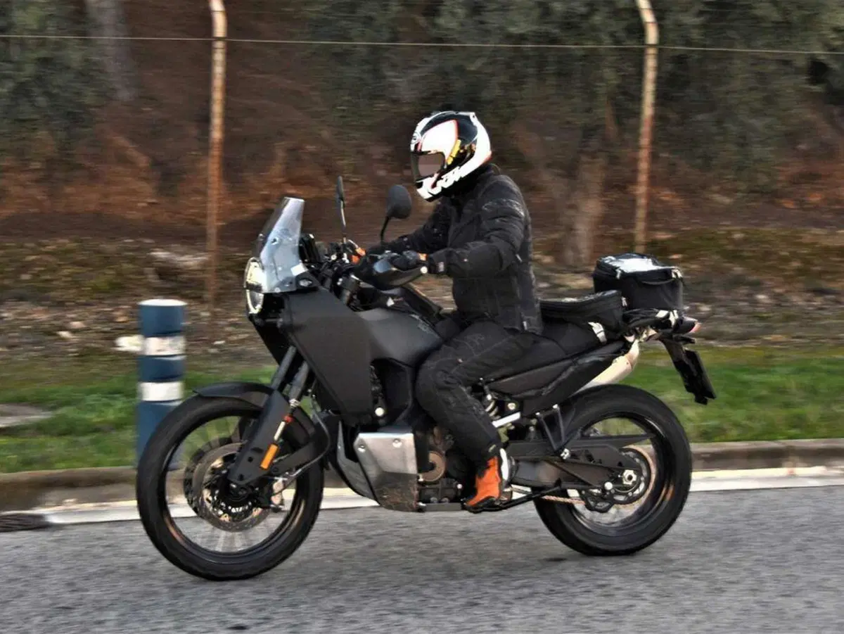 Husqvarna  901 Norden. Nuove foto spia e una conferma (2)