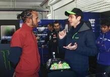 Valentino Rossi sulla Mercedes F1 e Lewis Hamilton sulla Yamaha M1: da Monster Energy un nuovo video