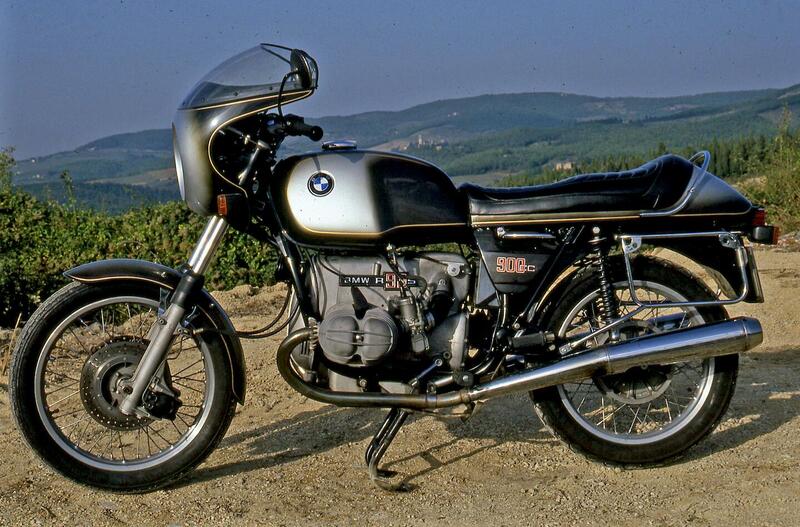 La R 90 S ha fatto la sua comparsa nel 1973 ed &egrave; rapidamente diventata un autentico classico. Disponeva di 67 cavalli a 7000 giri/min ed &egrave; stata la prima BMW con doppio freno a disco anteriore