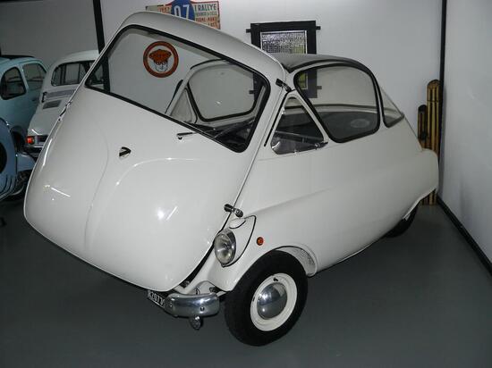 La Isetta è stata commercializzata a partire dal 1954 ma è rimasta in produzione per poco più di un paio di anni soltanto. All’estero è stata fabbricata su licenza con risultati di gran lunga migliori. La BMW la ha dotata di un motore proprio e ne ha costruiti circa 160.000 esemplari!