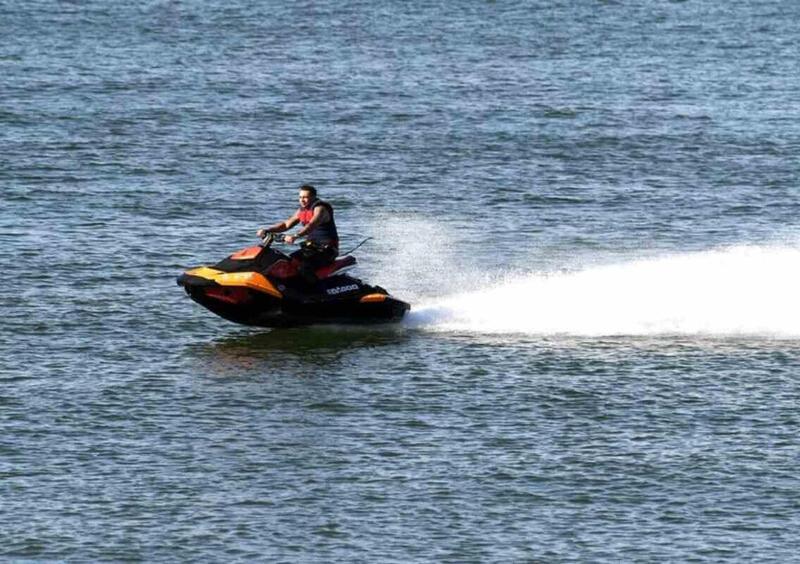 Sull&rsquo;Isola di Man con la moto&hellip; d&rsquo;acqua. Voleva incontrare la fidanzata aggirando le norme anti-contagio