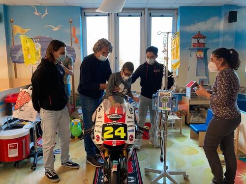 Il dono di Paolo Simoncelli e della SIC58 Squadra Corse ai bambini del Sant’Orsola [FOTOGALLERY] (4)