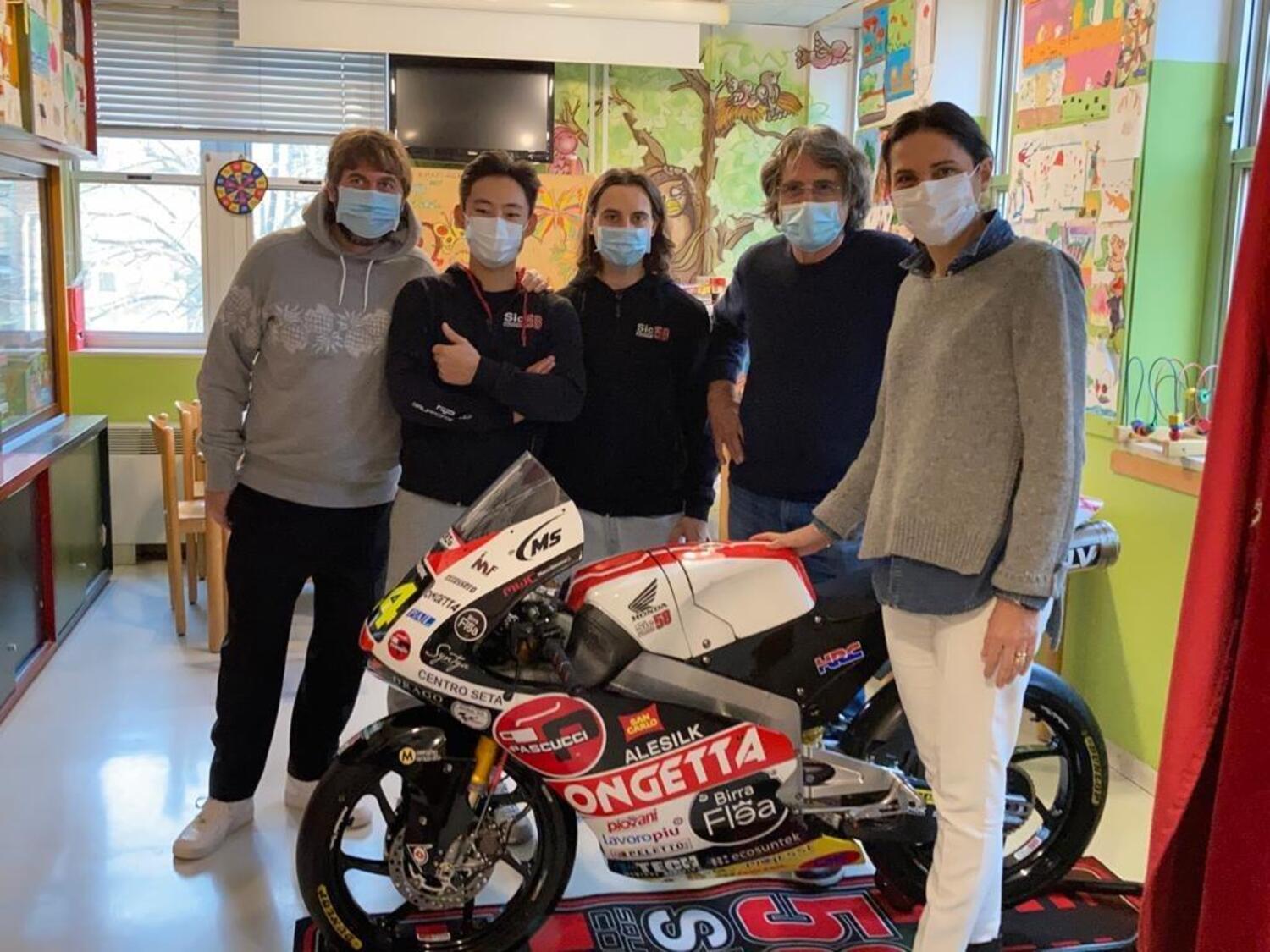 Il dono di Paolo Simoncelli e della SIC58 Squadra Corse ai bambini del Sant’Orsola [FOTOGALLERY]