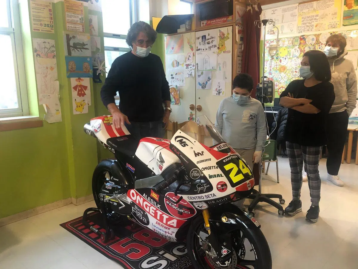 Il dono di Paolo Simoncelli e della SIC58 Squadra Corse ai bambini del Sant’Orsola [FOTOGALLERY] (10)