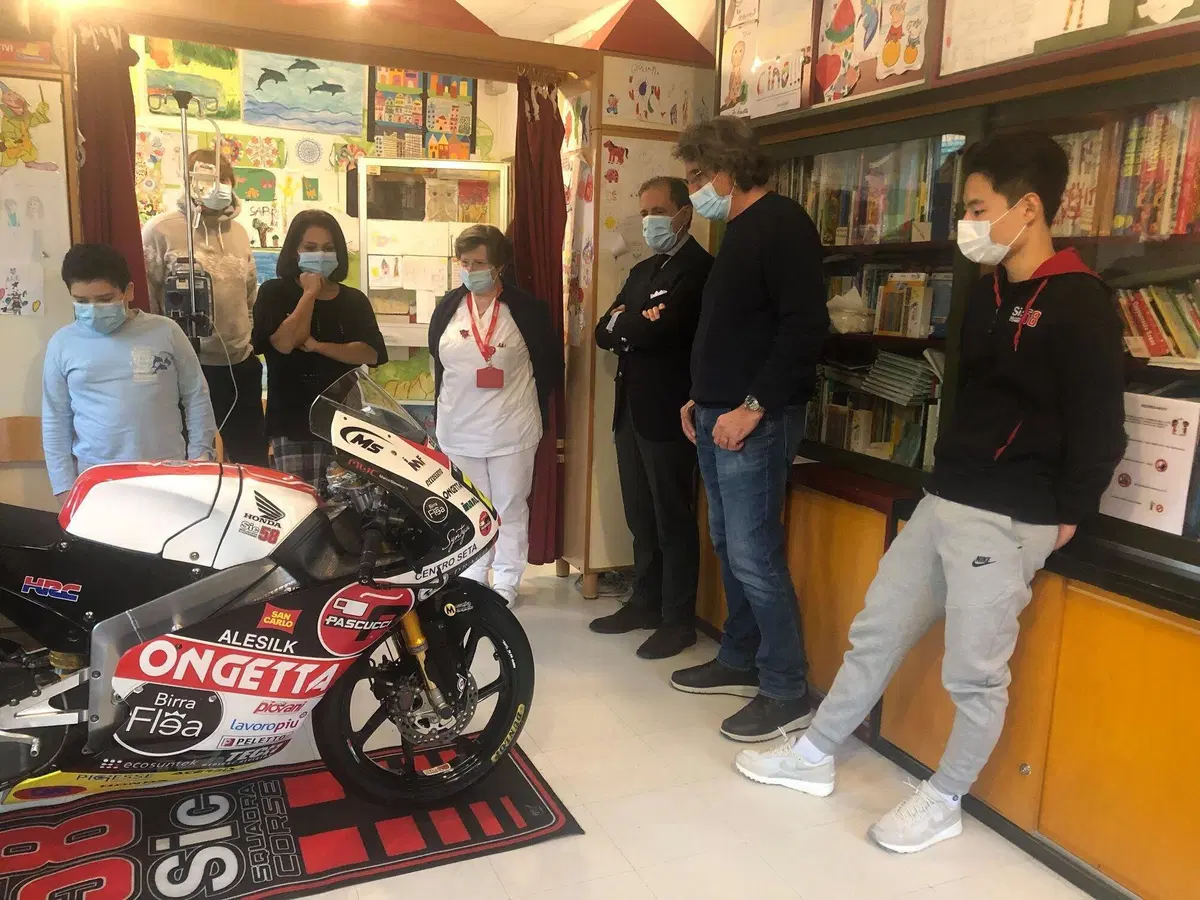 Il dono di Paolo Simoncelli e della SIC58 Squadra Corse ai bambini del Sant’Orsola [FOTOGALLERY] (12)
