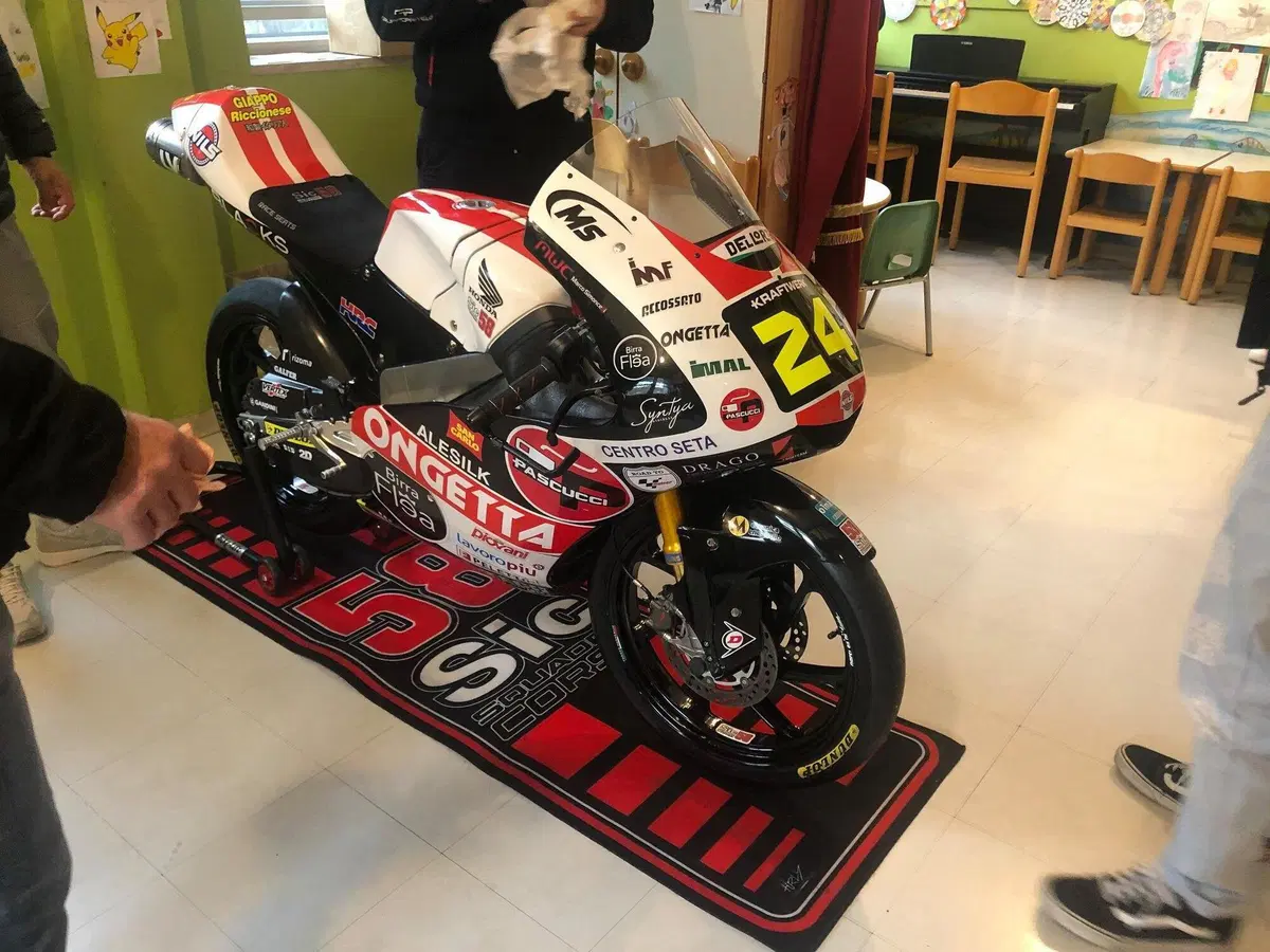 Il dono di Paolo Simoncelli e della SIC58 Squadra Corse ai bambini del Sant’Orsola [FOTOGALLERY] (13)