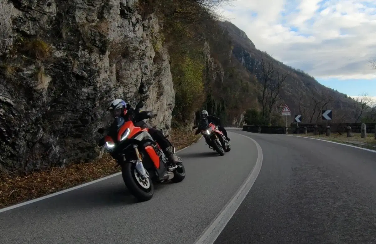 BMW S1000XR TEST: 2018 vs 2020, la nuova è davvero meglio? (2)