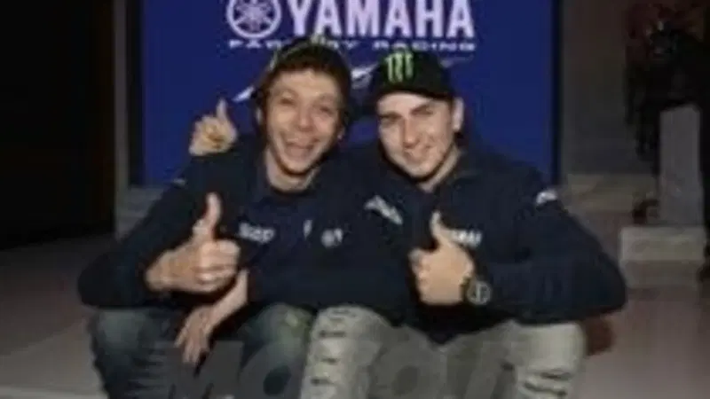 Rossi e Lorenzo compagni di squadra per la "prima" volta