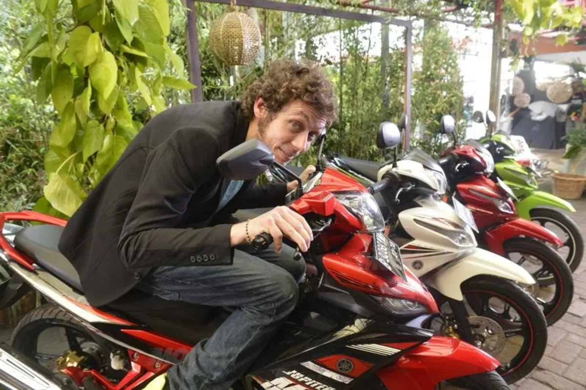 Rossi e Lorenzo compagni di squadra per la "prima" volta (3)