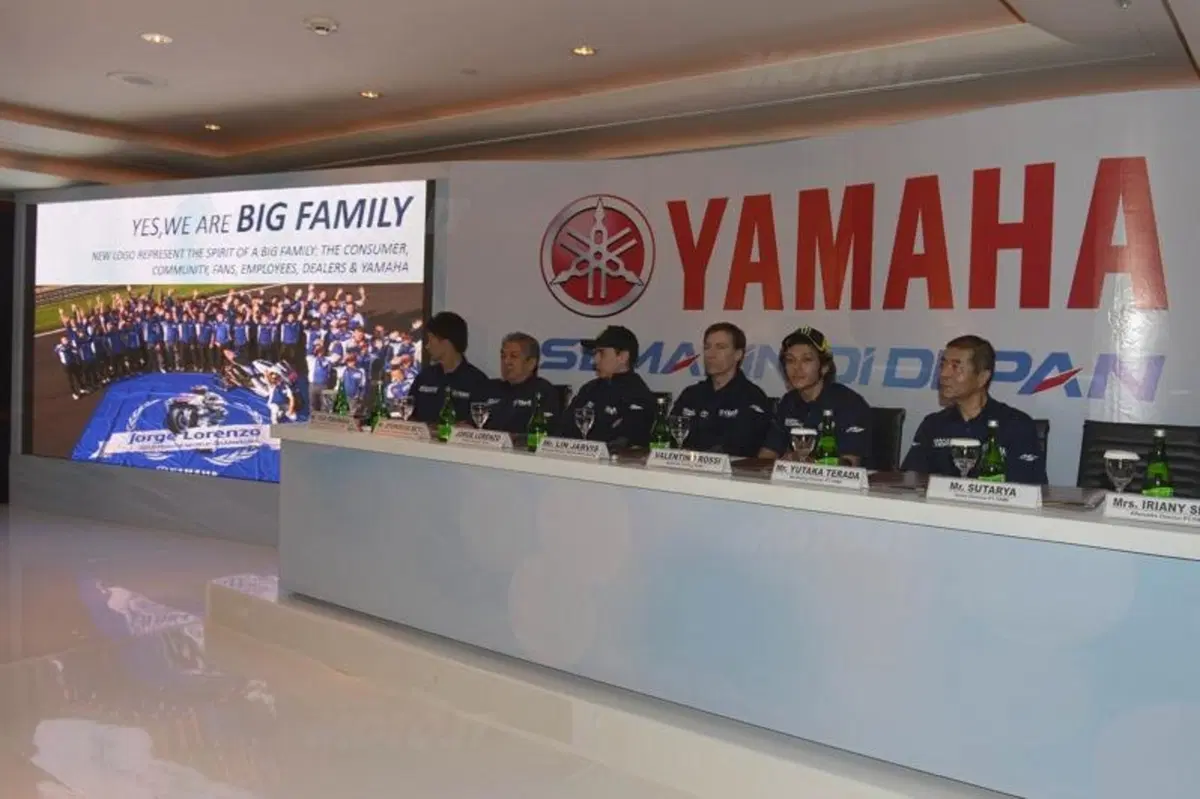 Rossi e Lorenzo compagni di squadra per la "prima" volta (5)