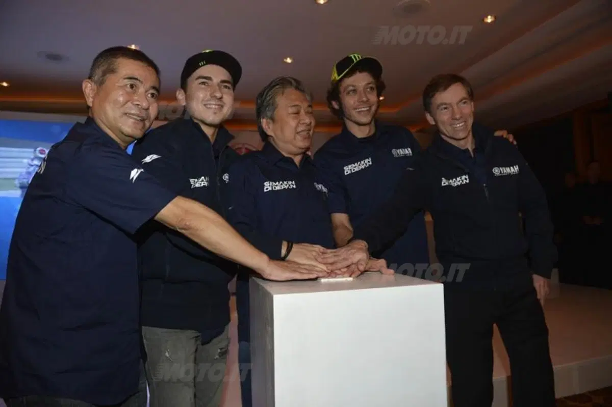 Rossi e Lorenzo compagni di squadra per la "prima" volta (6)