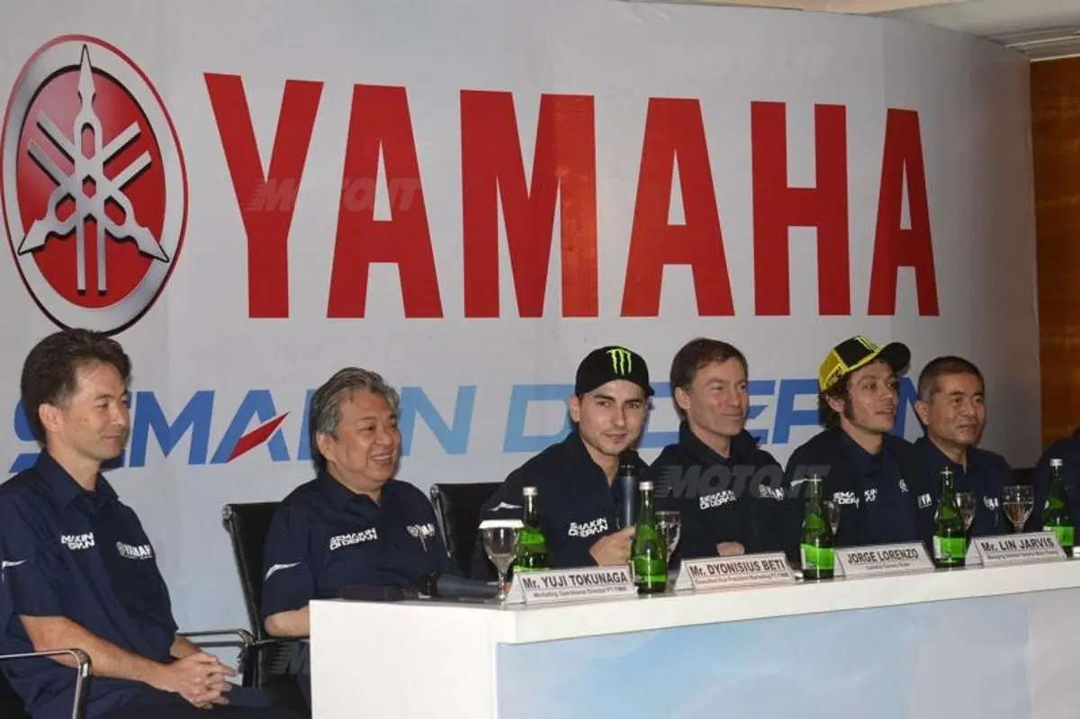 Rossi e Lorenzo compagni di squadra per la "prima" volta (8)