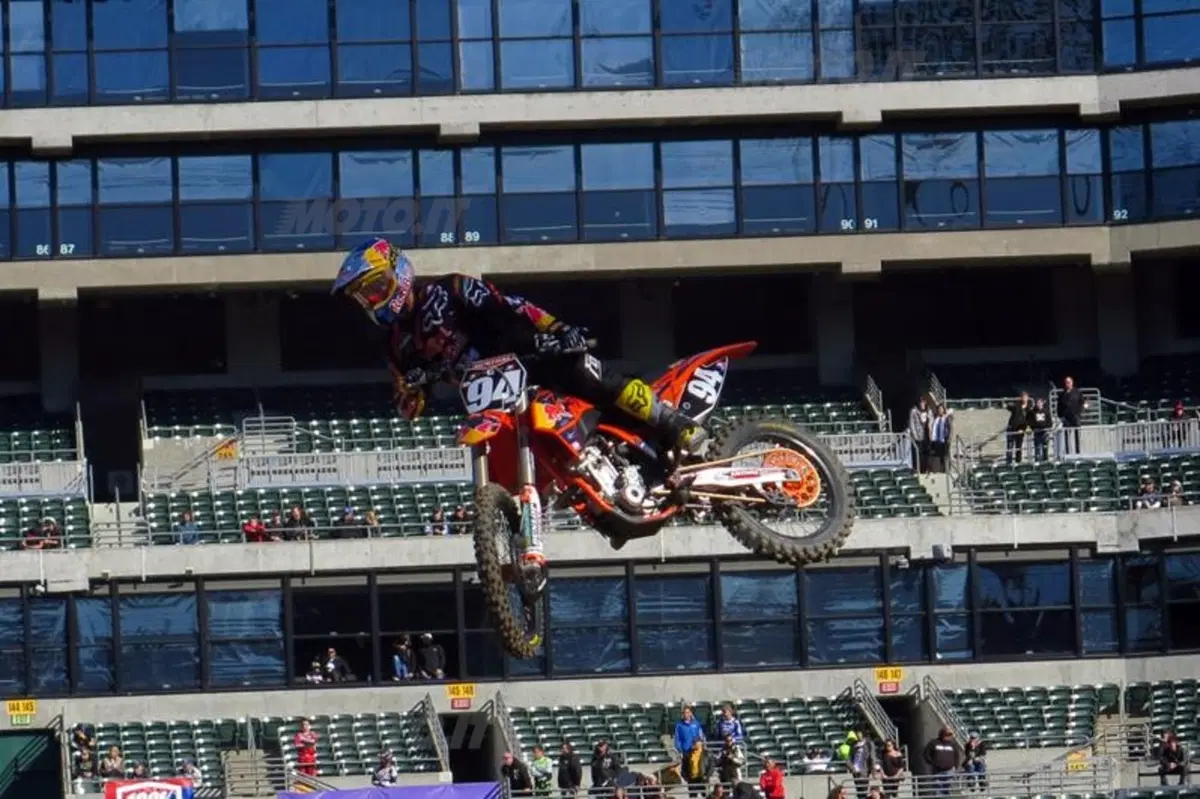 Ryan Villopoto conquista il Supercross di Oakland. In 250 vittoria di Roczen (3)
