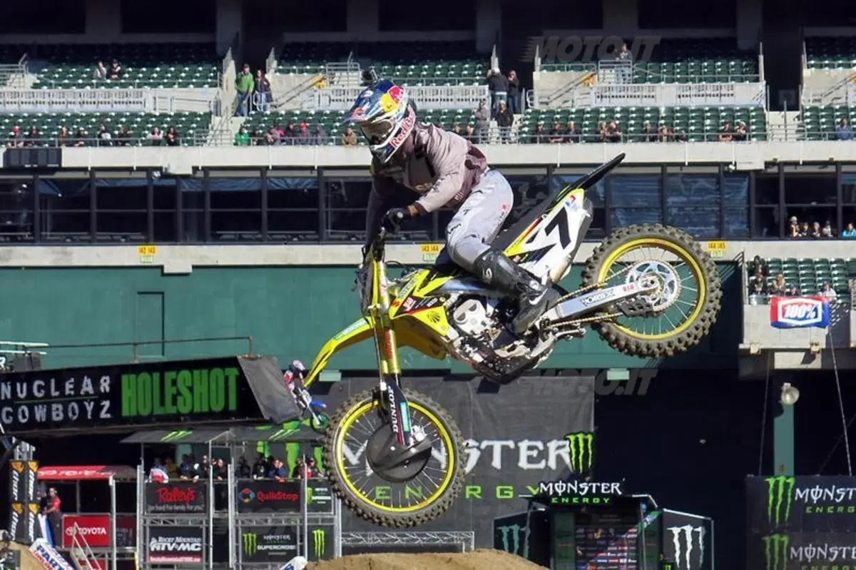 Ryan Villopoto conquista il Supercross di Oakland. In 250 vittoria di Roczen (4)