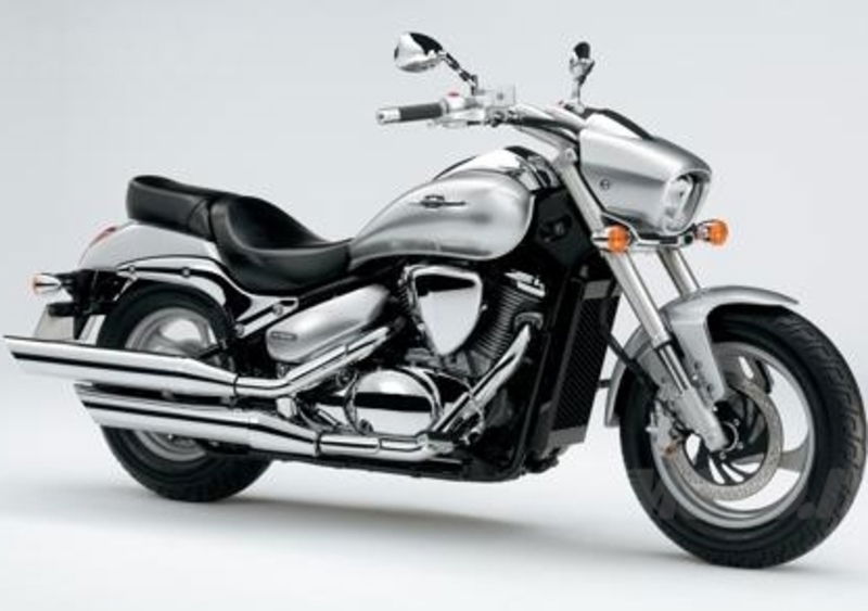 Kit Suzuki: Intruder M800 con borse laterali in pelle di serie