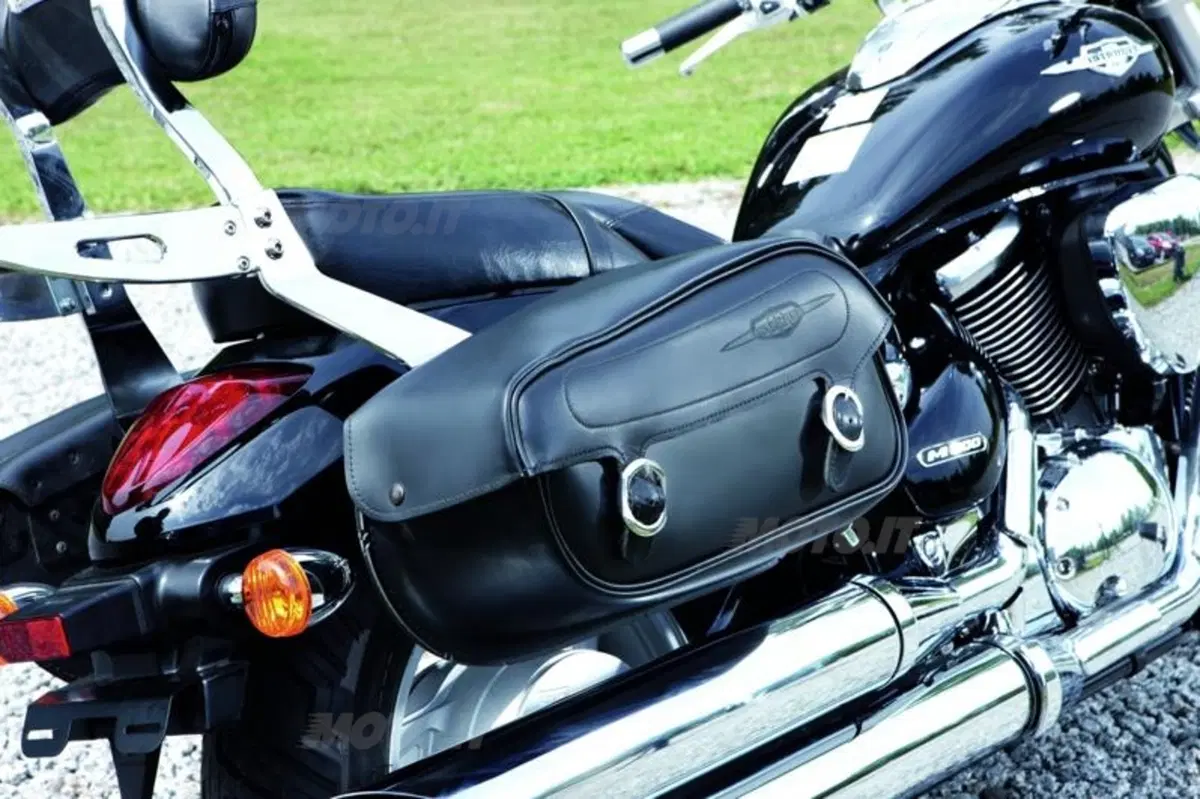 Kit Suzuki: Intruder M800 con borse laterali in pelle di serie