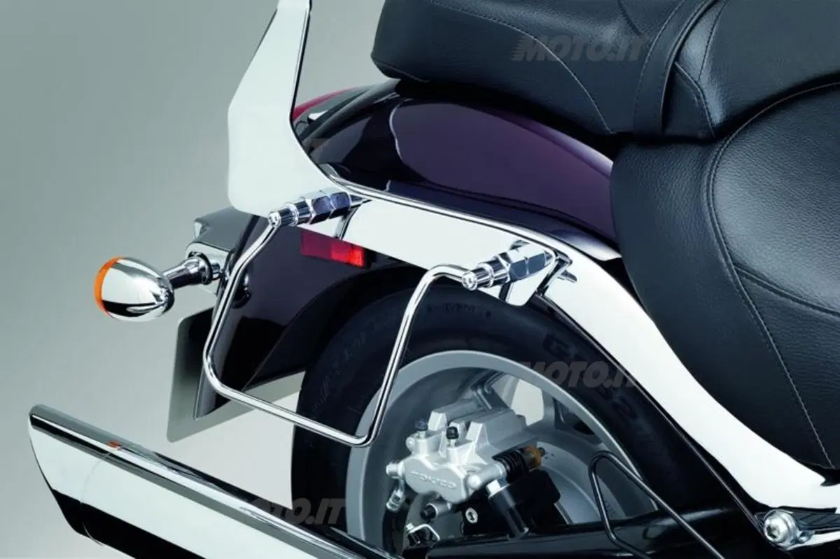 Kit Suzuki: Intruder M800 con borse laterali in pelle di serie (2)