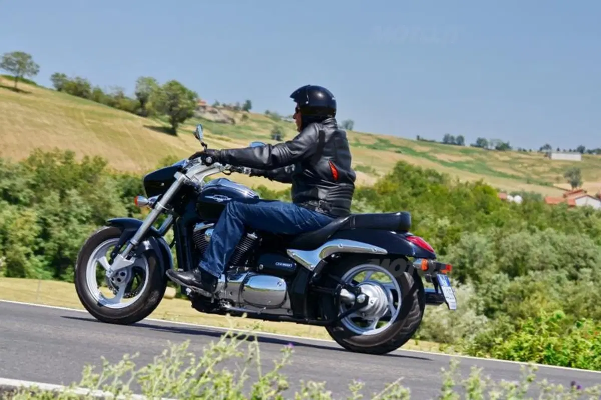 Kit Suzuki: Intruder M800 con borse laterali in pelle di serie (3)