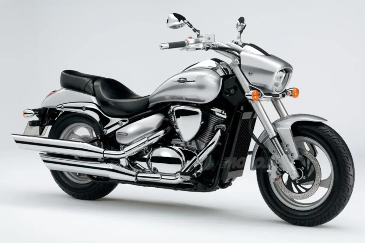 Kit Suzuki: Intruder M800 con borse laterali in pelle di serie (4)