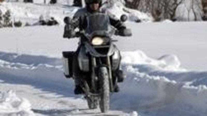 Moto: stop o multa in caso di neve o ghiaccio sulla strada