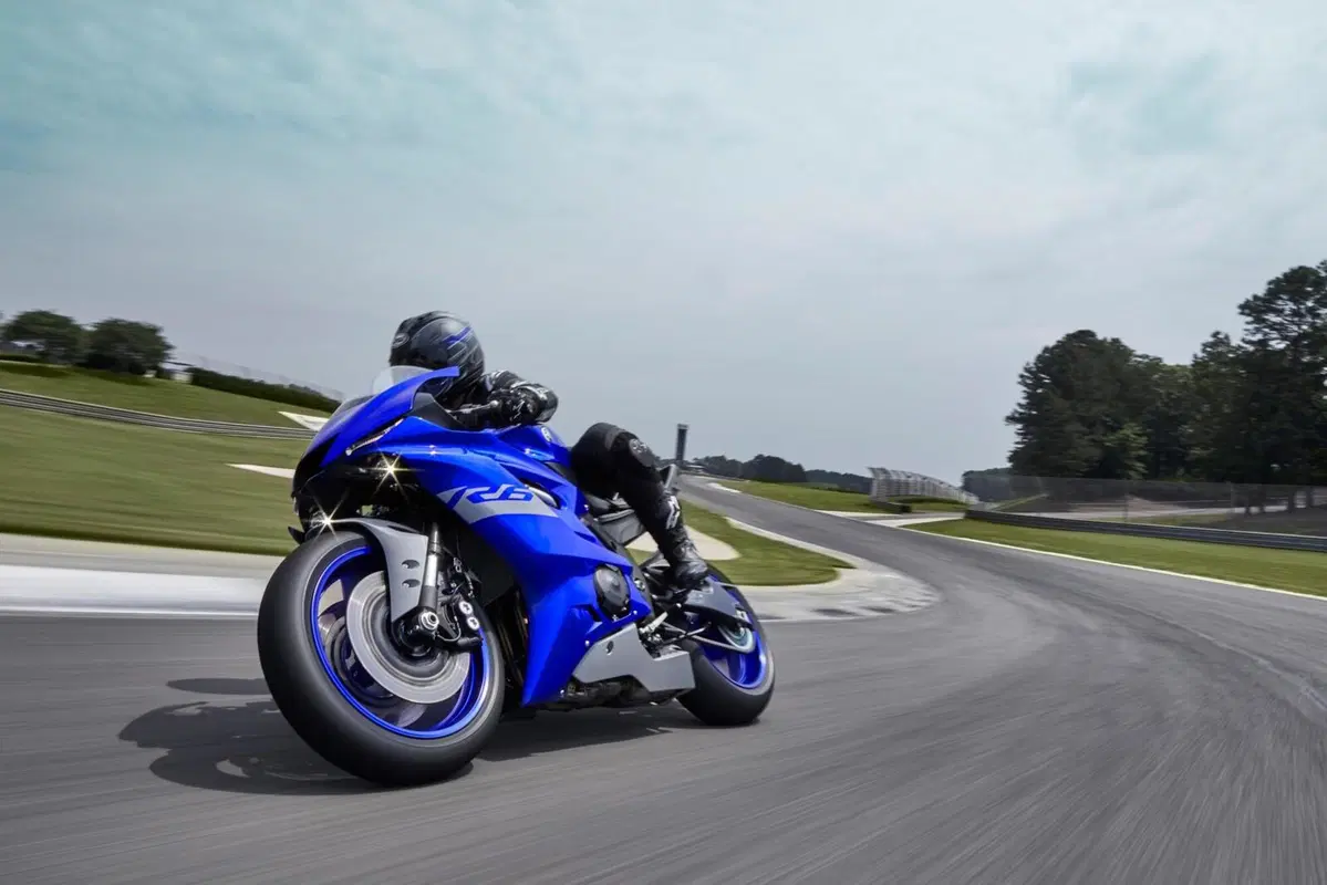 Yamaha YZF-R6 Race: la supersport perde la targa (2)