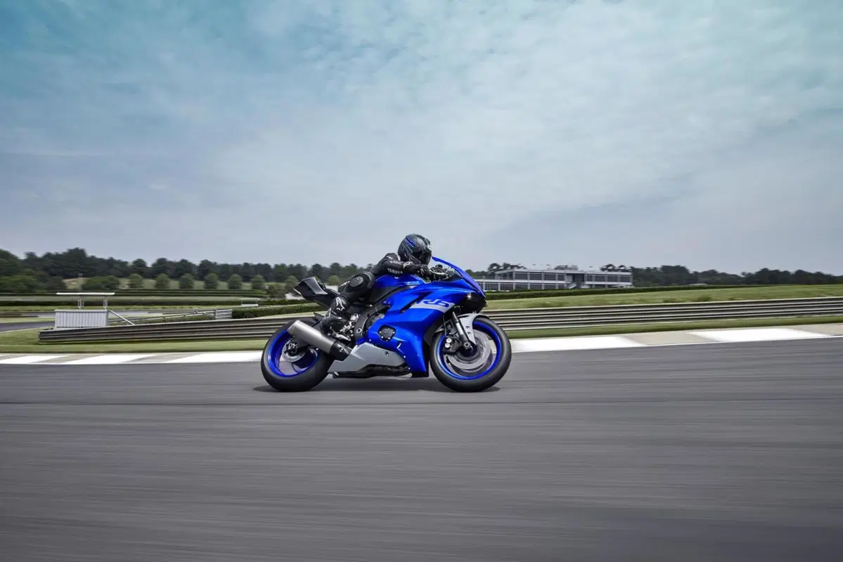 Yamaha YZF-R6 Race: la supersport perde la targa (4)