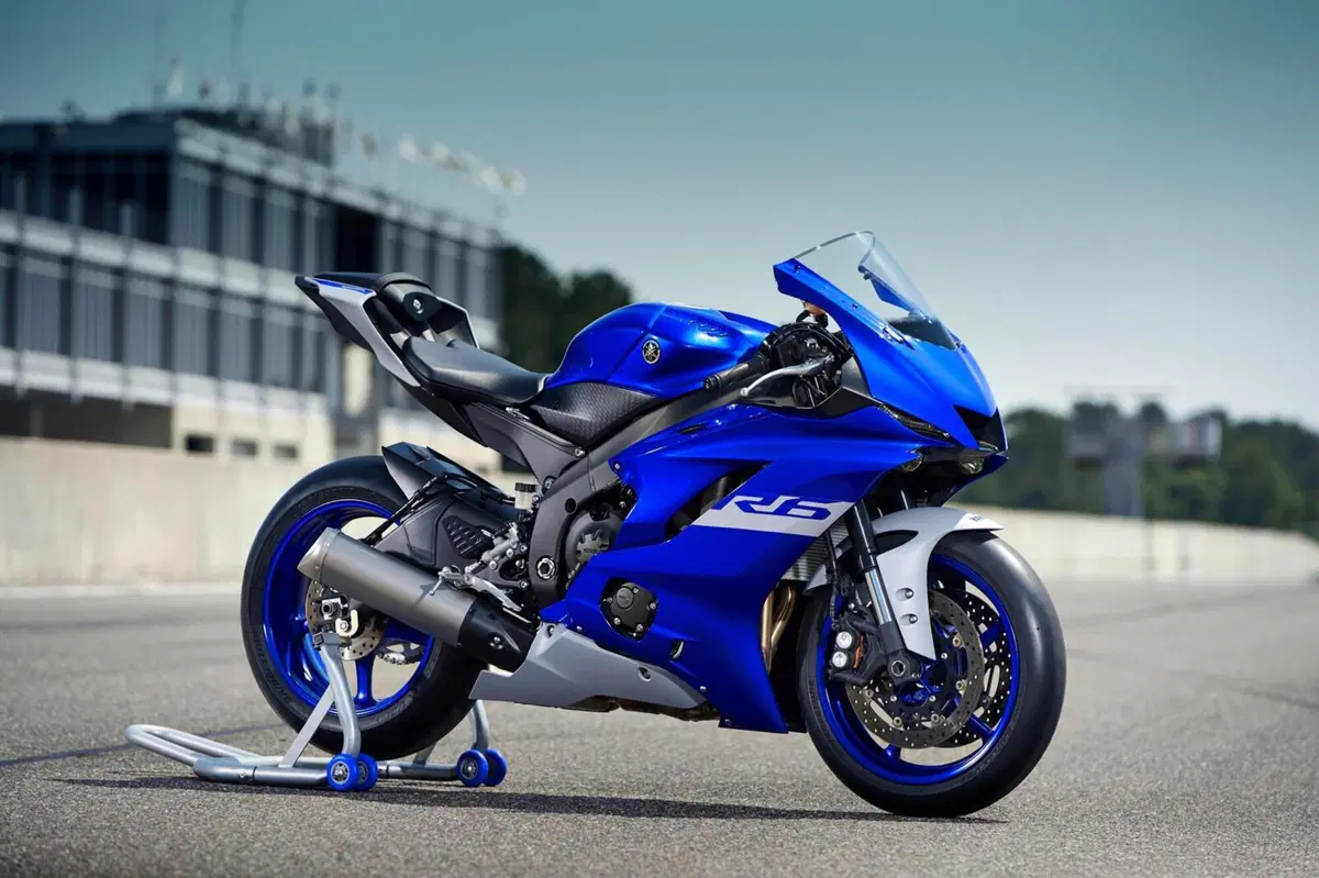 Yamaha YZF-R6 Race: la supersport perde la targa (6)