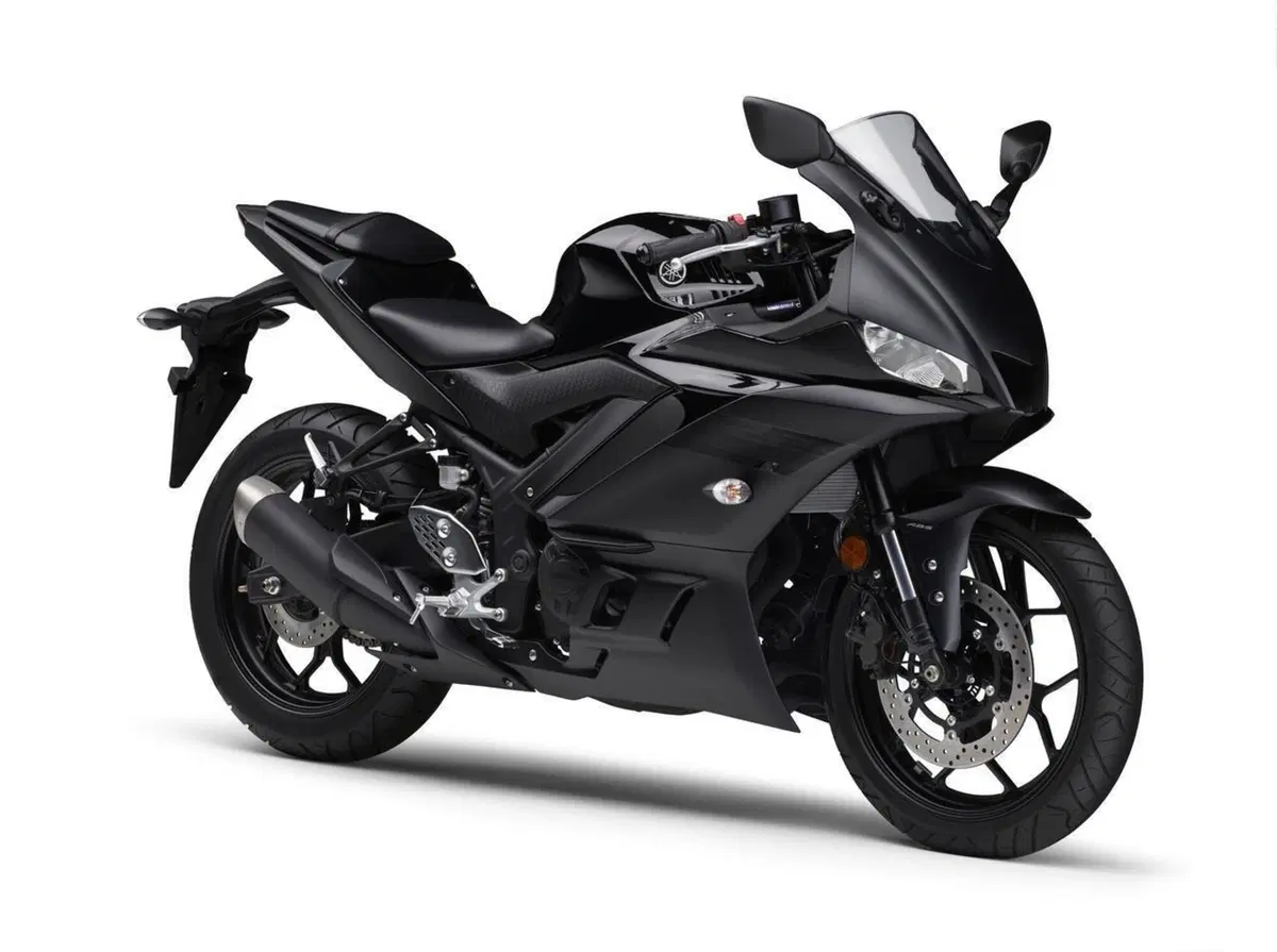 Yamaha YZF-R3, con il colore blu Cyan di tendenza (2)