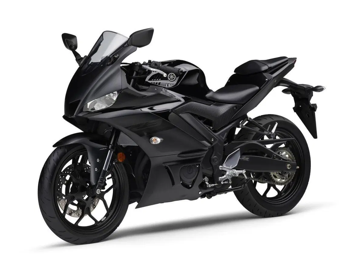 Yamaha YZF-R3, con il colore blu Cyan di tendenza (3)
