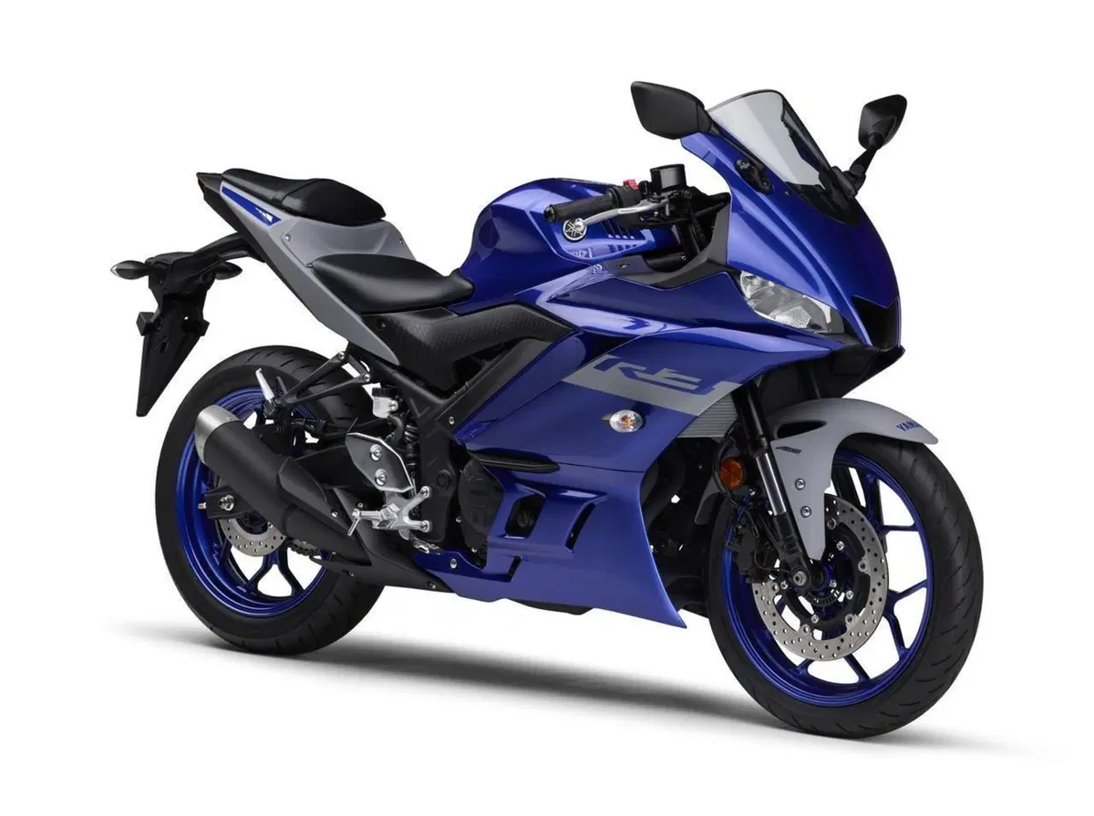 Yamaha YZF-R3, con il colore blu Cyan di tendenza (4)