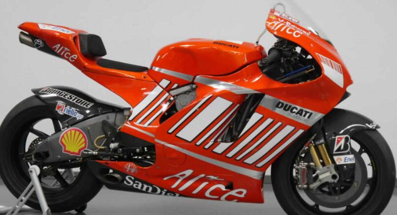 La Ducati Desmosedici GP8 di Casey Stoner è in vendita (sarà proprio quella del sorpasso di Rossi al Cavatappi?)