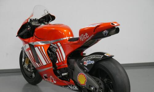 La Ducati Desmosedici GP8 di Casey Stoner è in vendita (sarà proprio quella del sorpasso di Rossi al Cavatappi?) (2)