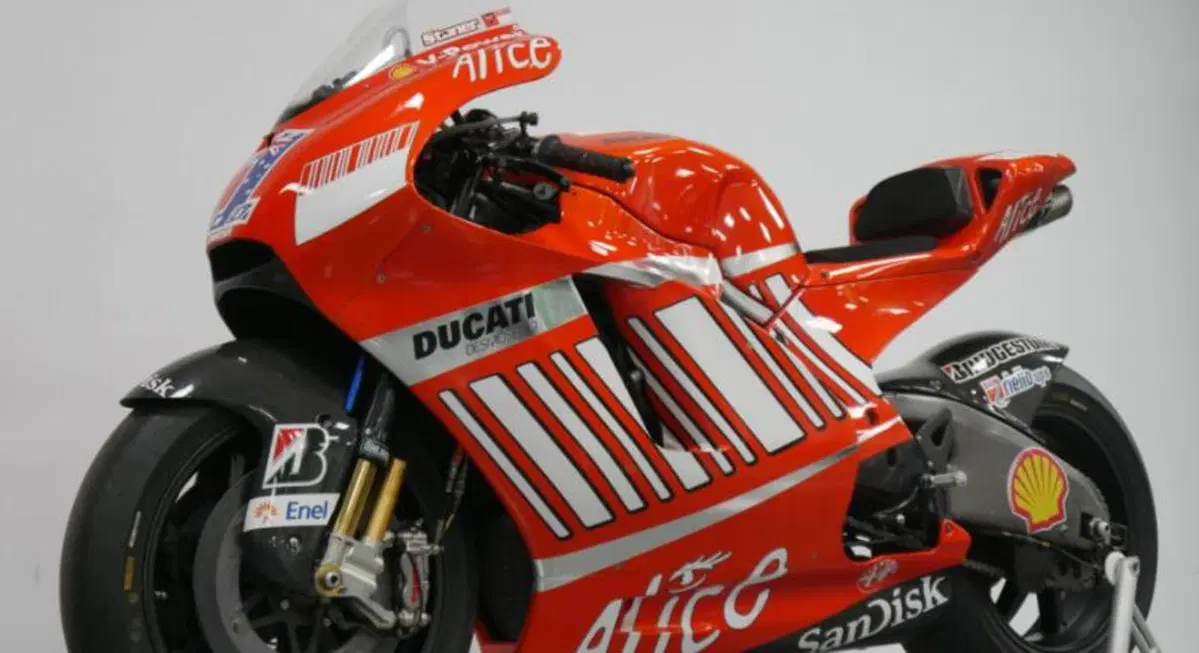 La Ducati Desmosedici GP8 di Casey Stoner è in vendita (sarà proprio quella del sorpasso di Rossi al Cavatappi?) (4)