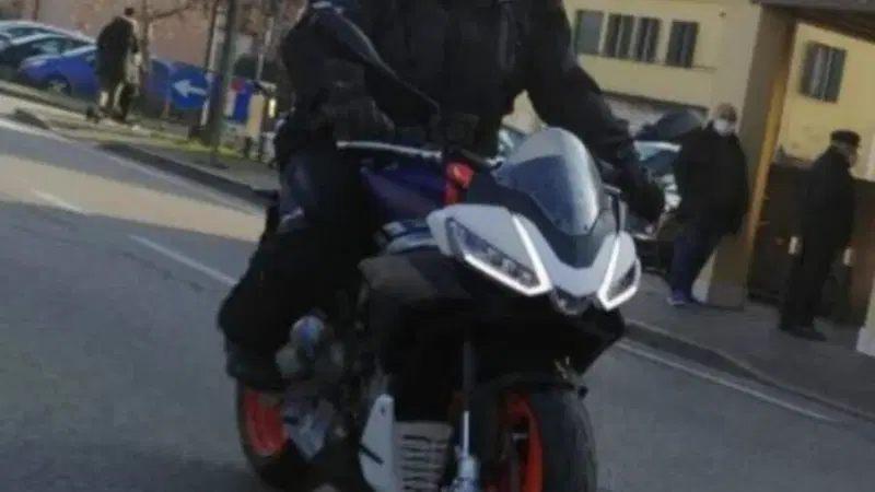 Aprilia Tuono 660, dopo la RS660, a primavera 2021. Una foto lo confermerebbe