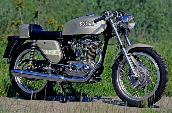 Una delle Ducati monocilindriche più ambite dagli appassionati è la Desmo dei primi anni Settanta, nota tra i motociclisti di lingua inglese come Silver Shotgun (carabina d’argento). L’esemplare qui mostrato ha il motore di 350 cm3