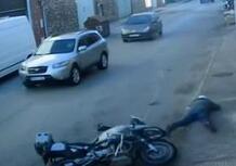 Schiva la Citroen, ma non la Hyundai: brutta botta con la BMW R1200GS [VIDEO VIRALE]