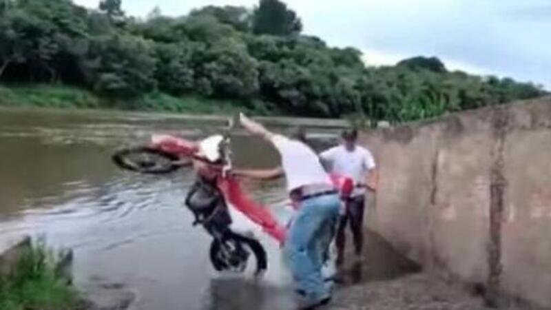 Ecco come NON tirare fuori una moto dall&rsquo;acqua [VIDEO]