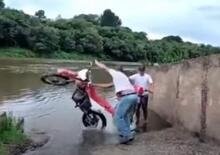 Ecco come NON tirare fuori una moto dall’acqua [VIDEO]