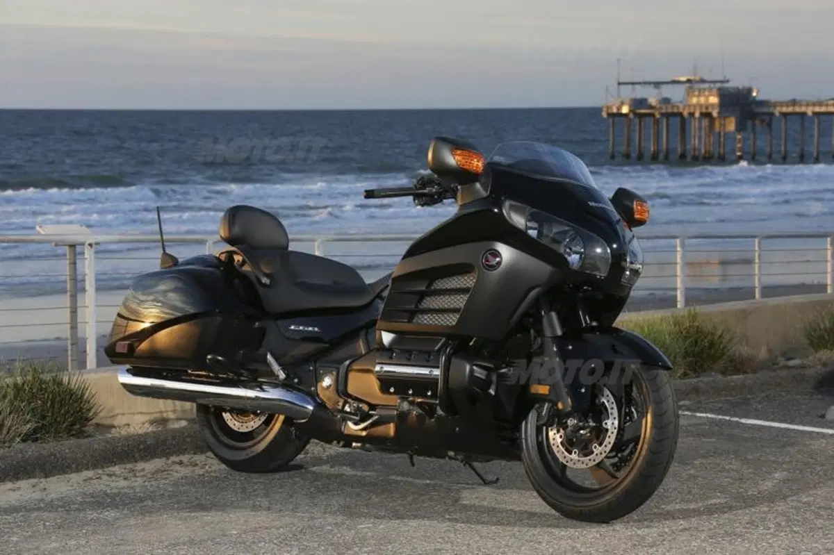 Honda GoldWing F6B  (11)