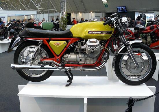 Con la V7 Sport, entrata in produzione nel 1971, alla Guzzi si è aperta una nuova era. Questo è uno dei primi 150 esemplari, dotati di telaio in tubi di acciaio al cromo-molibdeno verniciato di rosso. Il motore era stato riveduto e potenziato e il nuovo cambio era a cinque marce