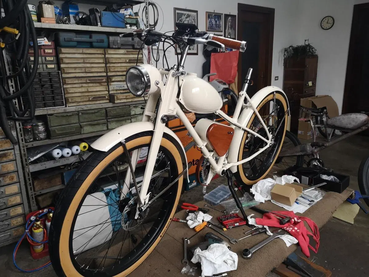 Gabriele che trasforma l’Aquilotto in e-bike (4)