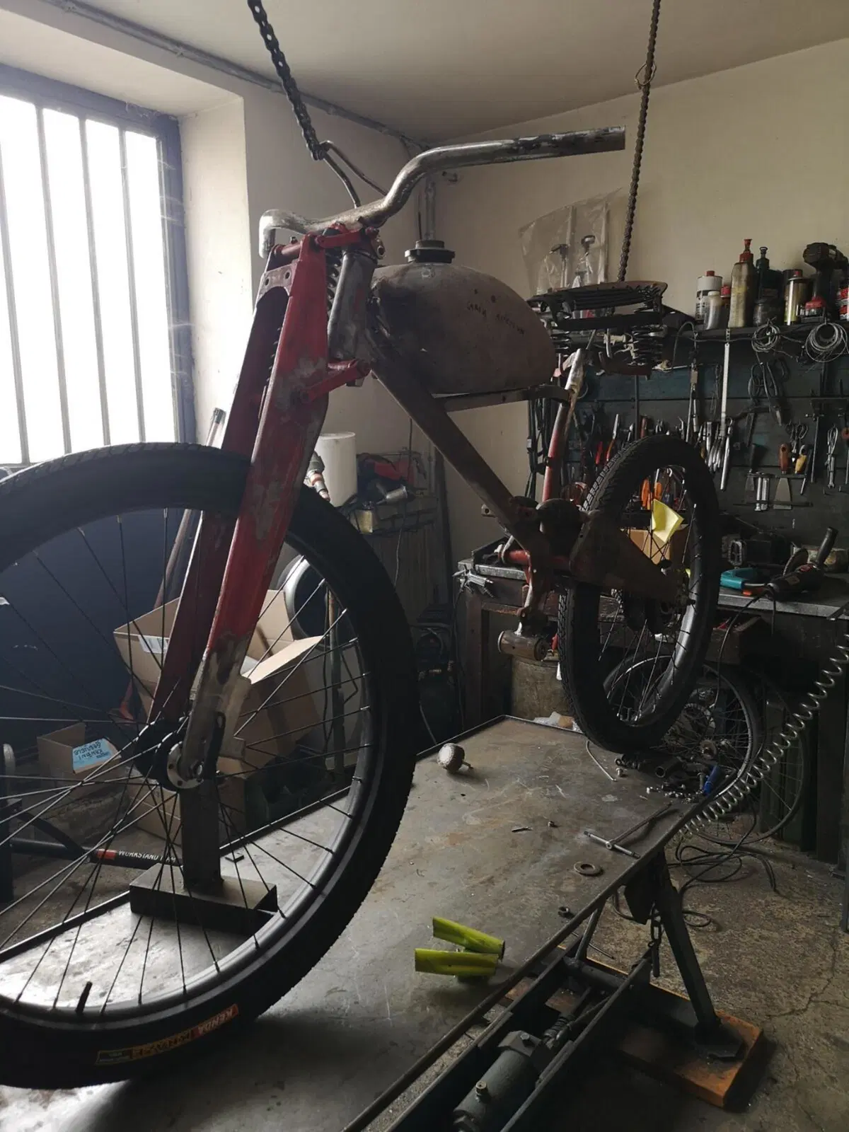 Gabriele che trasforma l’Aquilotto in e-bike (11)