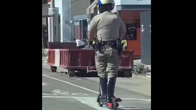 Dalla Kawasaki "Police" al monopattino elettrico: i CHiPs nell&rsquo;era dell&rsquo;e-mobility [VIDEO VIRALE]