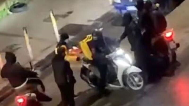 Rider rapinato a Napoli: in 6 lo picchiano per lo scooter. AGGIORNATO: arrestati