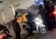 Rider rapinato a Napoli: in 6 lo picchiano per lo scooter. AGGIORNATO: arrestati