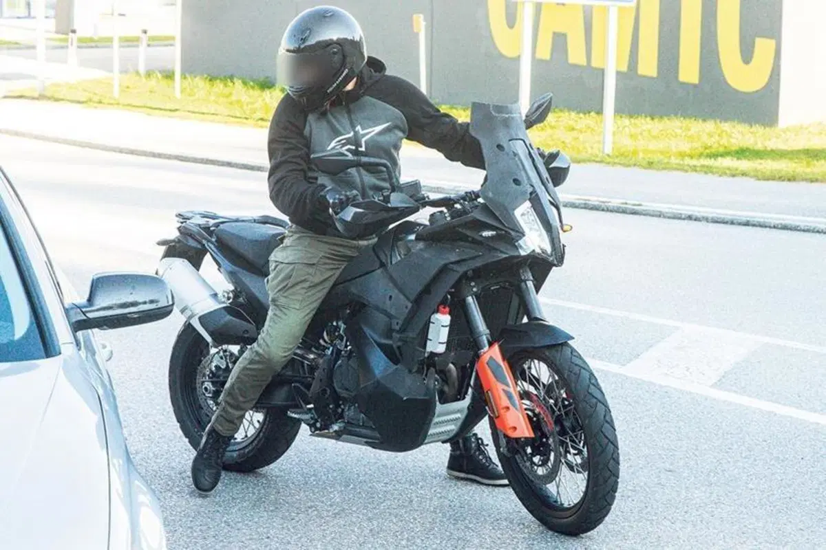 KTM 890 Adventure 2022 (?): cambia il cupolino! (4)