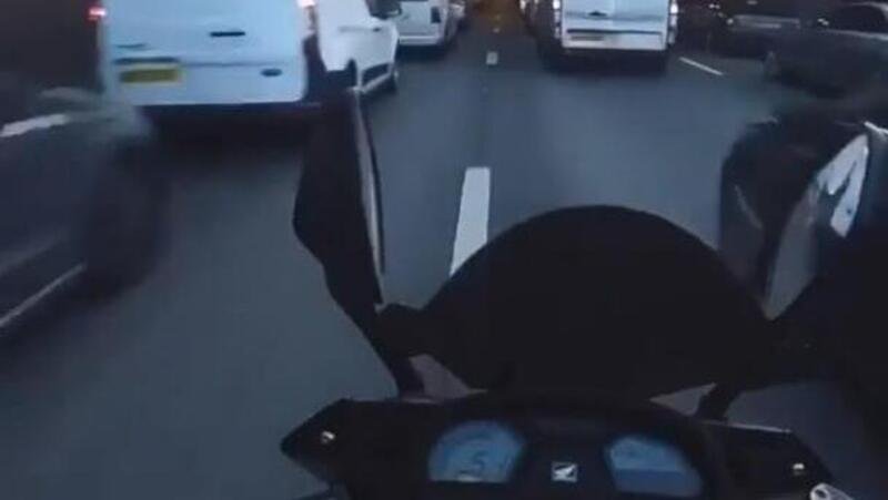 Moto choc: se il video non &egrave; un fake, questo motociclista &egrave; da rinchiudere [VIDEO VIRALE]