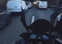 Moto choc: se il video non è un fake, questo motociclista è da rinchiudere [VIDEO VIRALE]